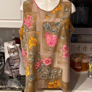 D womens Maggie Sweet sleeveless floral plus size top 1X. EUC